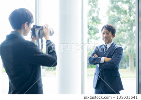 攝影師正在拍攝一位穿著西裝的男士 135033641