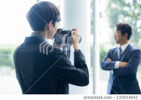 攝影師正在拍攝一位穿著西裝的男士 135033642