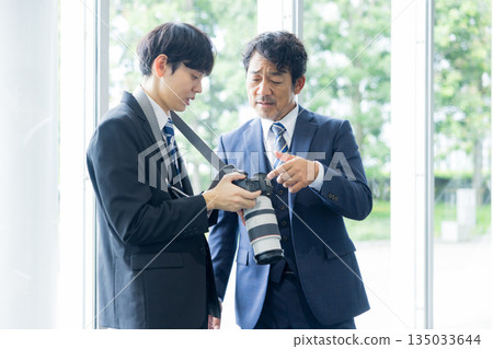 攝影師正在拍攝一位穿著西裝的男士 135033644