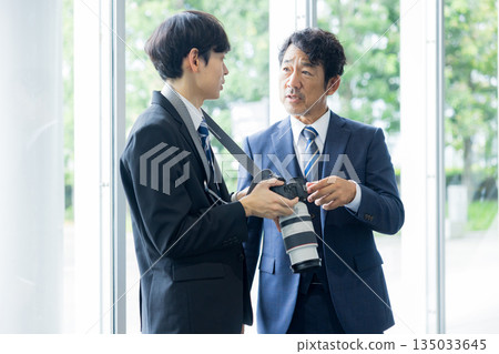 攝影師正在拍攝一位穿著西裝的男士 攝影師正在拍攝一位穿著西裝的男士 135033645