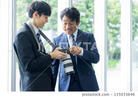 攝影師正在拍攝一位穿著西裝的男士 135033646