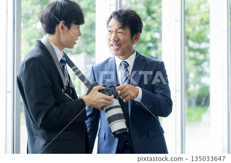 攝影師正在拍攝一位穿著西裝的男士 135033647
