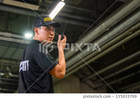 保全人員手持對講機 135033709