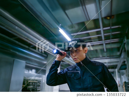 保安人員夜間巡邏 135033722