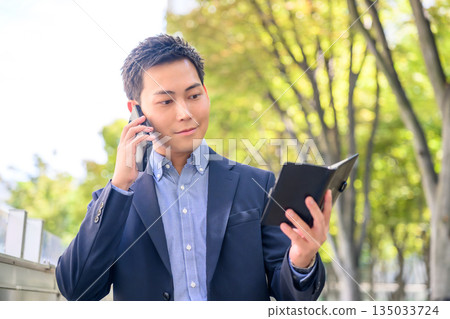 戶外使用手機和筆記型電腦 135033724