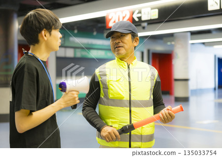 活動場地的工作人員引導人們 135033754