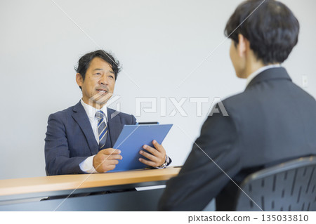 聽微笑和談話的商人 135033810