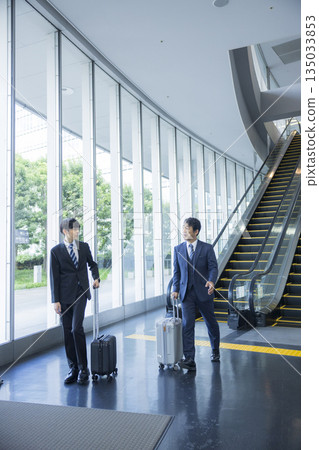 Walking businessman 135033853