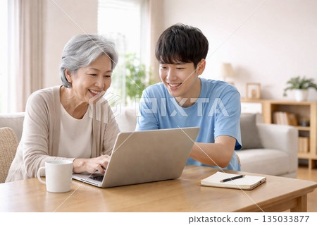 一位老婦人正在向她的孫子學習如何使用電腦。人工智慧生成 135033877
