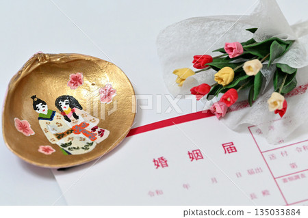 A man and woman drawn on a seashell, a marriage registration form, and a bouquet of tulips 135033884