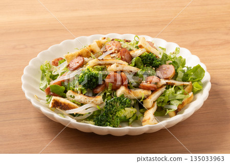 沙拉(炸豆腐、香腸、綠花椰菜、豆芽、生菜) 沙拉(炸豆腐、香腸、綠花椰菜、豆芽、生菜) 135033963