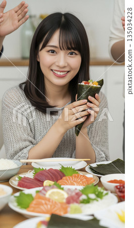 女人們正在享用手工壽司派對 135034228