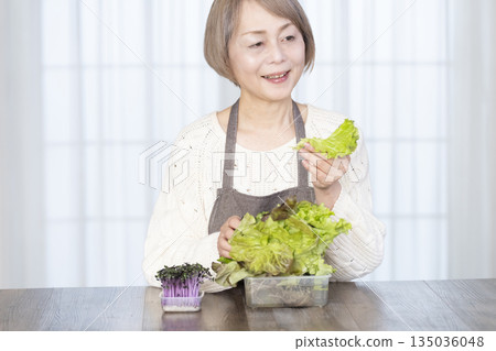 老婦人享受廚房園藝 老婦人享受廚房園藝 135036048