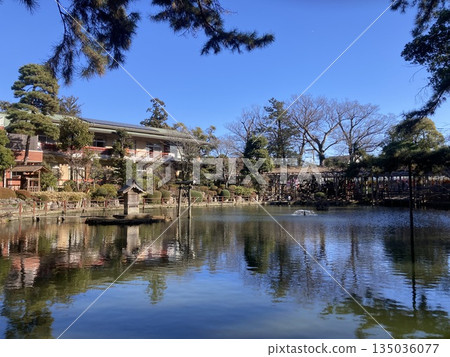Blue sky and buildings reflected in the pond 135036077