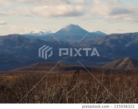 秋末時節,從摩週湖展望台眺望奧坎山和梅坎山 秋末時節,從摩週湖展望台眺望奧坎山和梅坎山 135036322