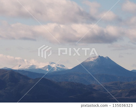 秋末時節,從摩週湖展望台眺望奧坎山和梅坎山 秋末時節,從摩週湖展望台眺望奧坎山和梅坎山 135036323
