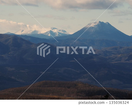 秋末時節,從摩週湖展望台眺望奧坎山和梅坎山 秋末時節,從摩週湖展望台眺望奧坎山和梅坎山 135036324