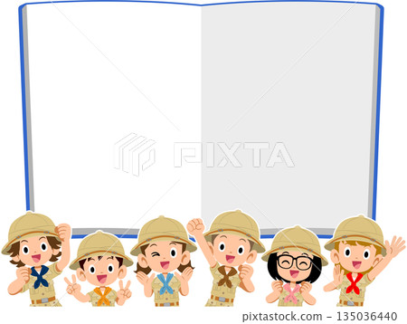 空白筆記本和身穿探險家製服的兒童上半身像 135036440