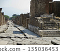 約2000年前古羅馬城市的鵝卵石街道景觀，至今仍屹立。義大利龐貝古城遺址。廣告、文章和照片。 135036453