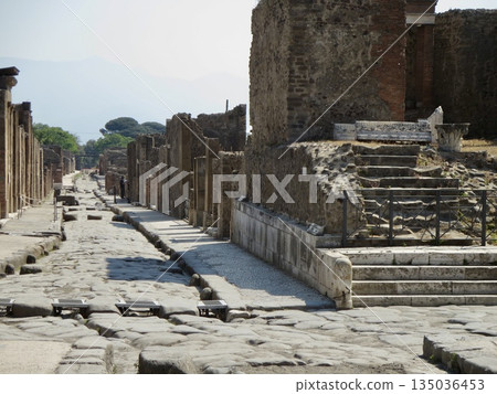 約2000年前古羅馬城市的鵝卵石街道景觀，至今仍屹立。義大利龐貝古城遺址。廣告、文章和照片。 135036453