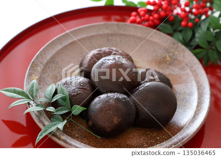 Simmered dried shiitake mushrooms 135036465