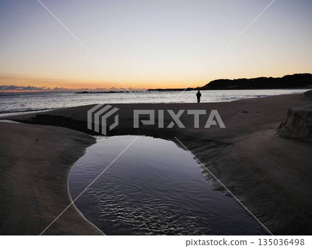 Coast before sunrise 135036498