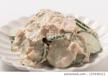 鮪魚黃瓜佐蛋黃醬 135036521