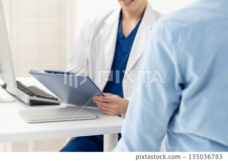 Medical face-to-face at hand Medical face-to-face at hand 135036783