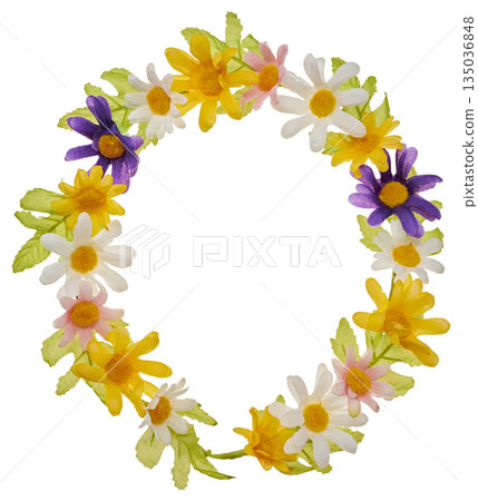 彩色萬壽菊花環框架，白色背景鏤空材料 135036848