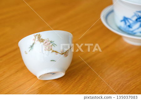 日本茶杯、台灣茶杯、中國茶杯或清酒杯(正面斜角拍攝,帶有手繪圖形) 日本茶杯、台灣茶杯、中國茶杯或清酒杯(正面斜角拍攝,帶有手繪圖形) 135037083