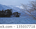 山巒與冬日的大海宛如水墨畫（生動） 135037718