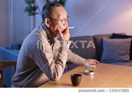 抽香煙的老人 135037800