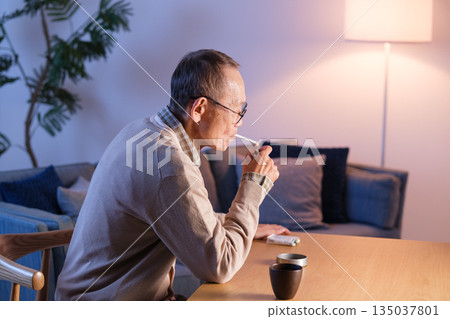 抽香煙的老人 135037801