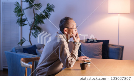 抽香煙的老人 135037807