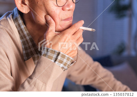 一位老人在抽煙 135037812