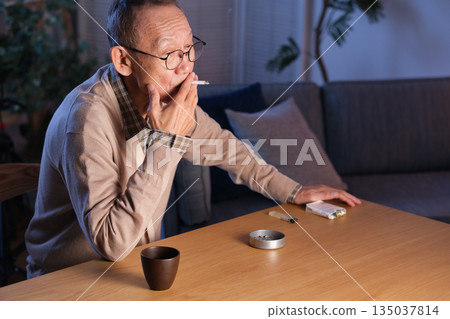 抽香煙的老人 135037814