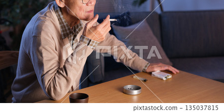 一位老人在抽煙 135037815