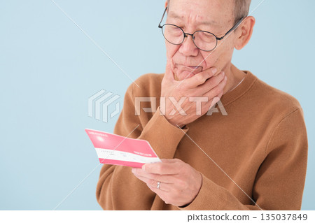 老人們困擾著看著存摺 135037849