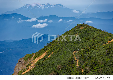 Akaiwanoto and Ontake seen from the ridge of Mt. Iodake in the Yatsugatake mountain range 135038266