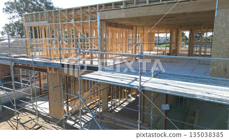 木屋建築工地：新建獨立式房屋的框架結構 135038385