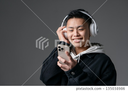 男性，青少年，休閒，耳機 135038986