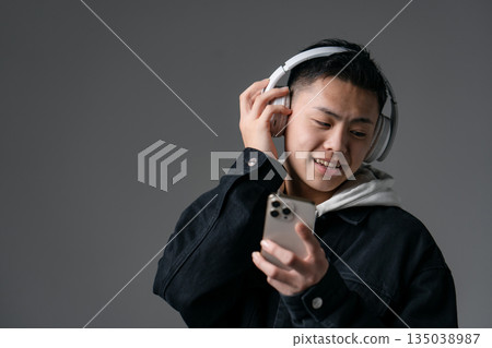 男性，青少年，休閒，耳機 135038987