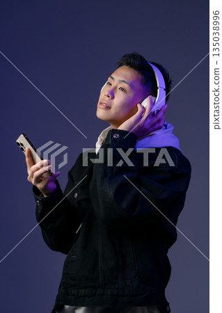 男性，青少年，休閒，耳機 135038996