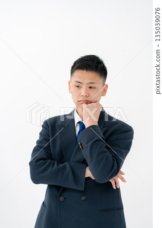 男孩、青少年、制服、煩惱 男孩、青少年、制服、煩惱 135039076