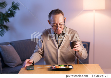 一位老人獨自吃午餐 135039172