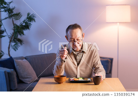 一位老人獨自吃午餐 135039174