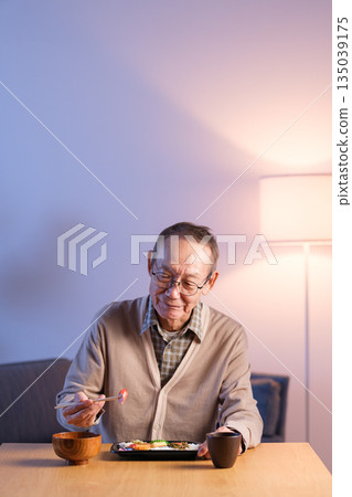 一位老人獨自吃午餐 135039175