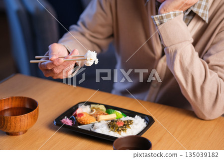 一位老人獨自吃午餐 135039182