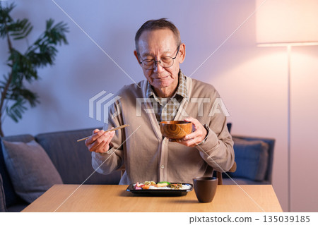 一位老人獨自吃午餐 135039185