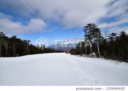 福島縣貘台滑雪場冬季景色,雪坡維護良好,天空湛藍。 福島縣貘台滑雪場冬季景色,雪坡維護良好,天空湛藍。 135040495